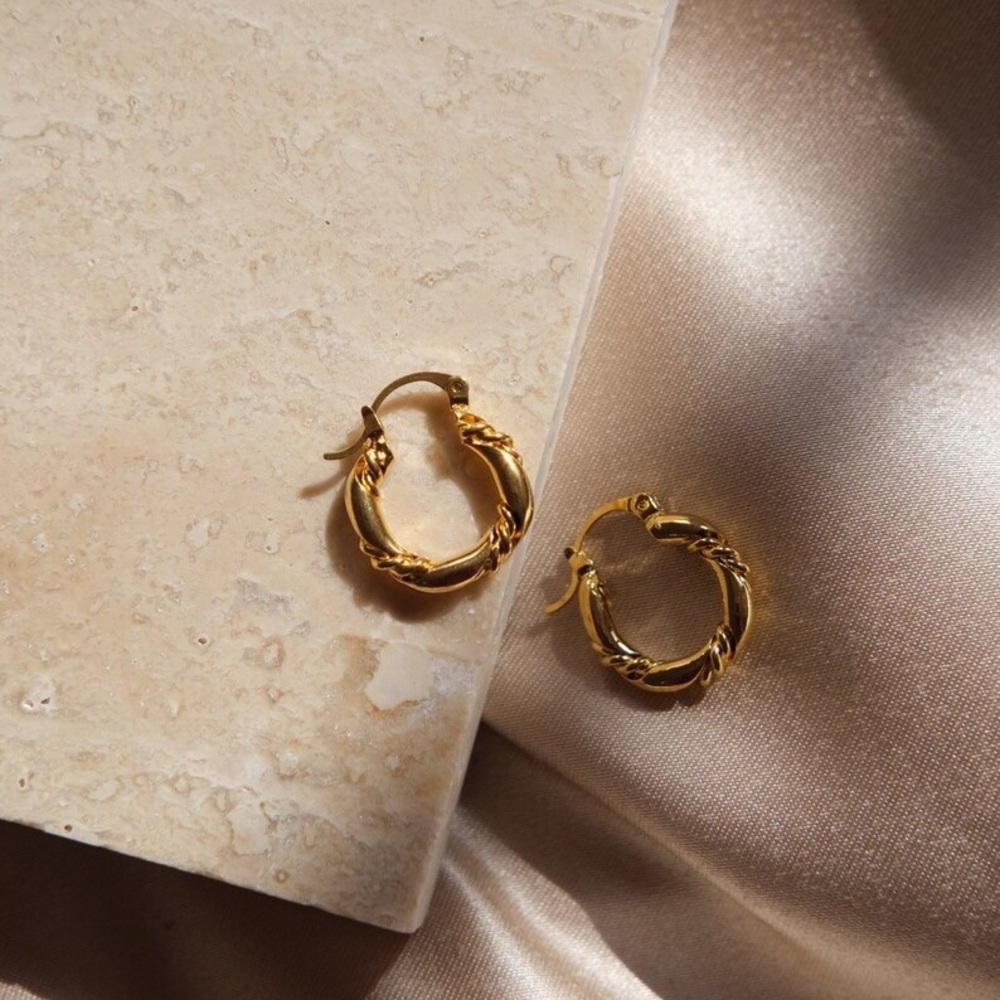 18K Gold Twist Rope Ribbon Hoops - Picture 9 of 10